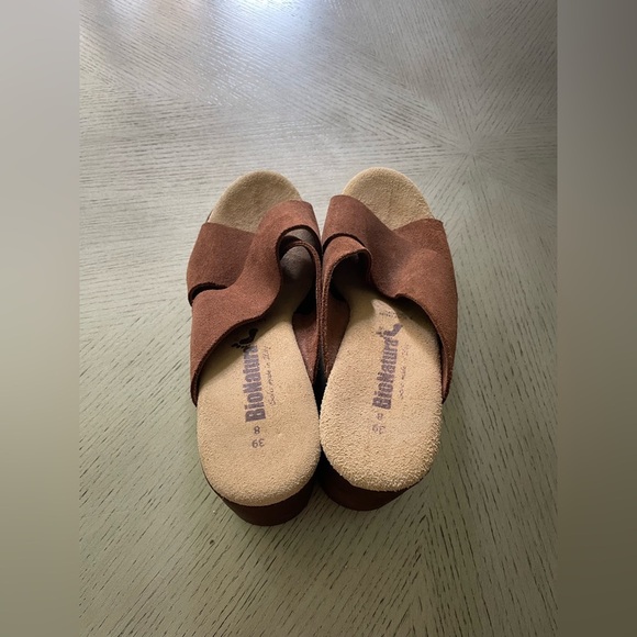 Brown Suede Mules with Crisscross Design - Picture 5 of 9